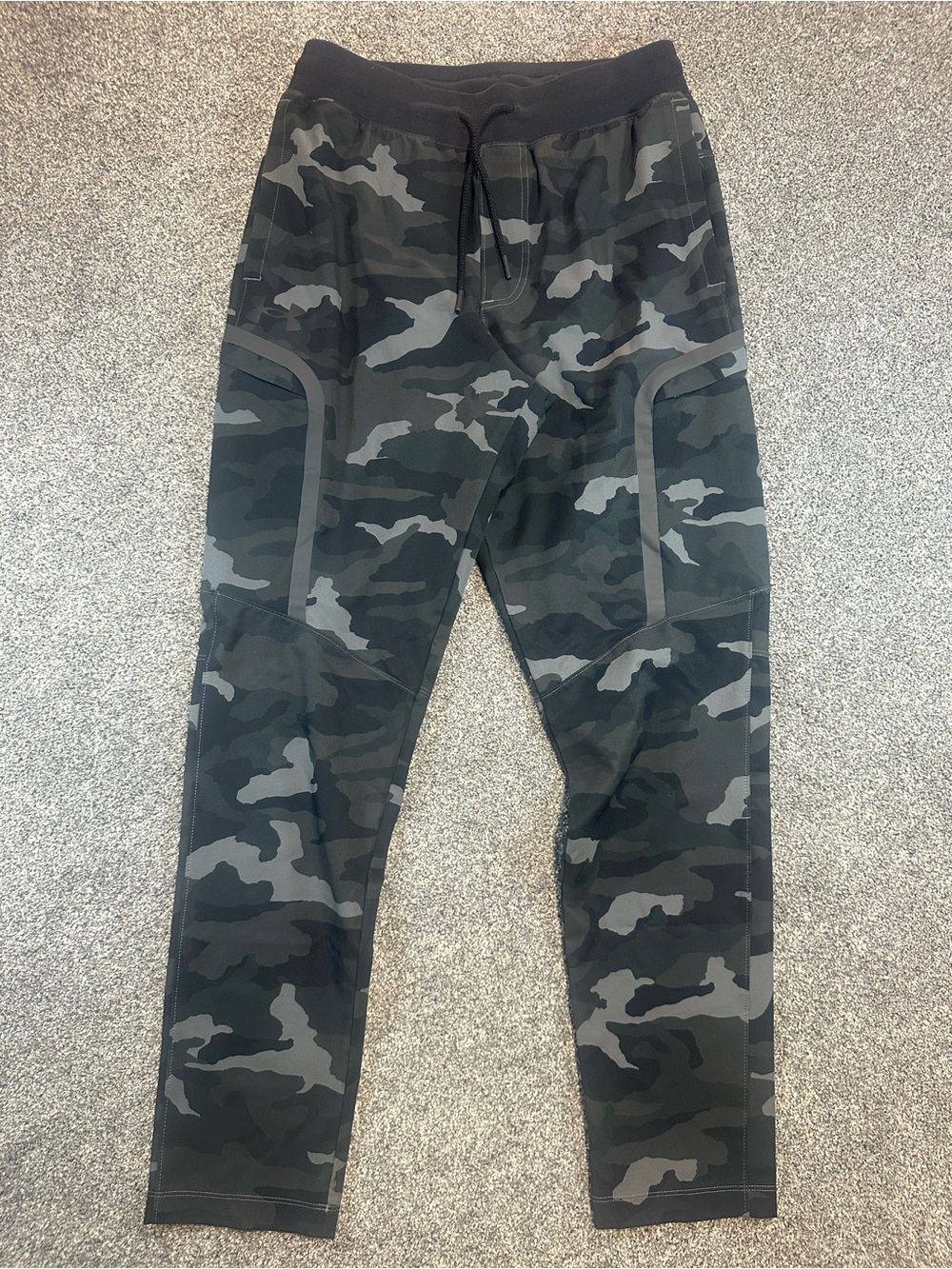 Under Armour Men's Black & Gray Camo Joggers - Picture 2 of 8